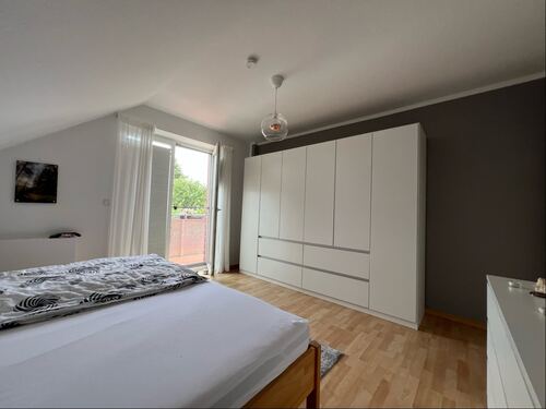 Schlafzimmer (ebenfalls mit Zugang zum Balkon) - 
