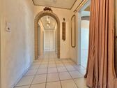 Einladender Flur mit... - 
