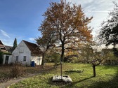 Garten mit kleinem Stallgebäude - 