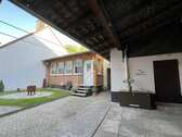 Hof mit kleinem Gartenhaus - 
