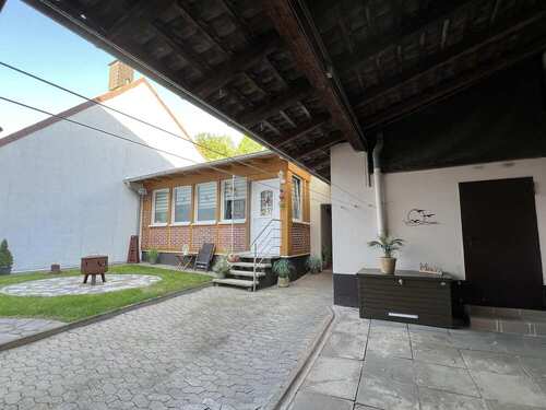 Hof mit kleinem Gartenhaus - 