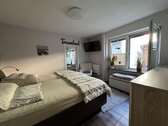 Schlafzimmer mit Ankleide im Erdgeschoss - 