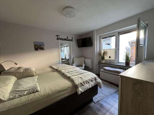 Schlafzimmer mit Ankleide im Erdgeschoss - 
