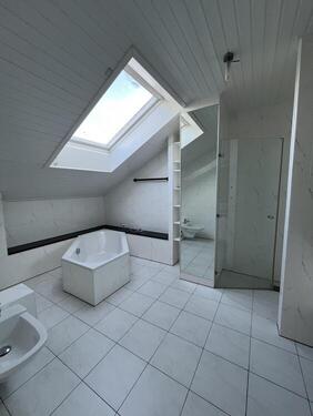 Bad mit Badewanne und Dusche - 