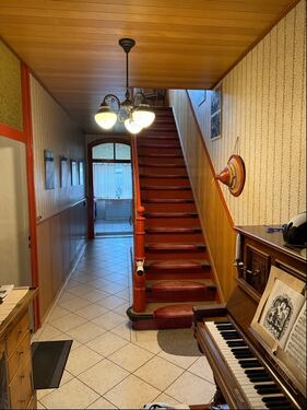 Treppenhaus - Zweifamilienhaus mit 211,00 m&sup2; in Alfeld zum Kaufen