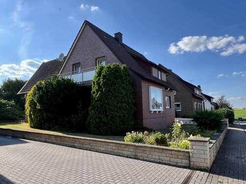 Giebelseite mit Balkon - 8 Zimmer Einfamilienhaus in Holle