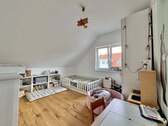 Schönes Kinderzimmer (DG) - 