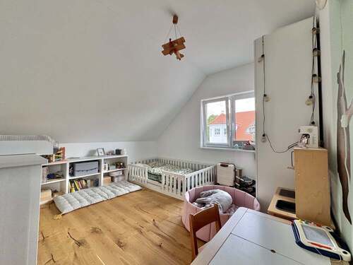 Schönes Kinderzimmer (DG) - 