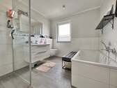 Tageslichtbad mit Wanne und Dusche (OG) - 
