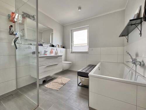 Tageslichtbad mit Wanne und Dusche (OG) - 