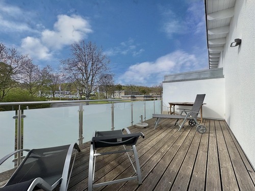 ... zum Balkon (DG). - 