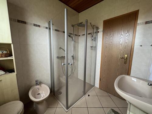 Badezimmer im Erdgeschoss - 
