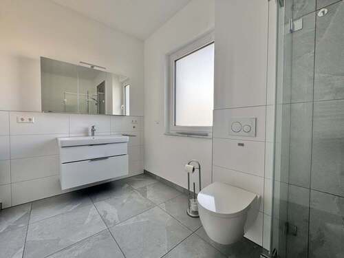 ... und Dusche (OG). - 