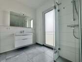 Helles Tageslichtbad mit ... - 