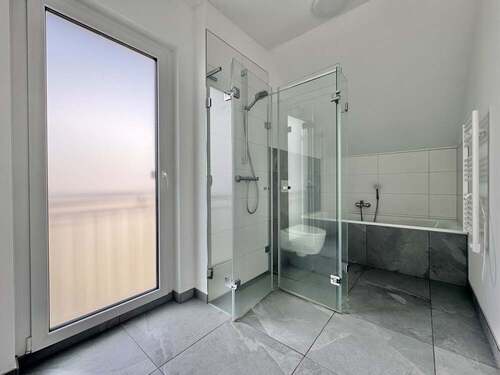 ... Wanne und Dusche (DG). - 