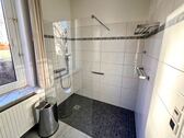 … mit großer Dusche - 