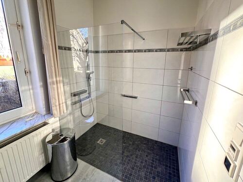 … mit großer Dusche - 