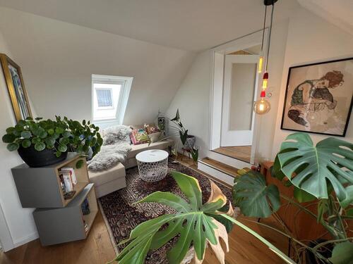 über 2 Stufen geht es ins Schlafzimmer - 
