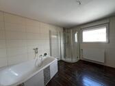 …mit Badewanne und Dusche - 