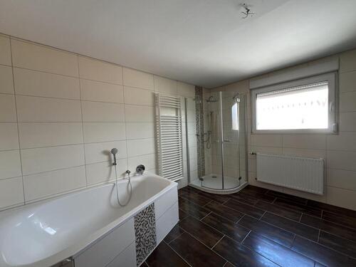 …mit Badewanne und Dusche - 