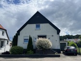 Giebelseite des Hauses mit Garage - 