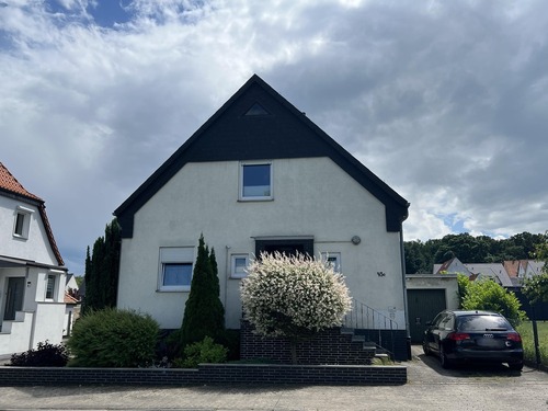 Giebelseite des Hauses mit Garage - 