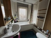 Modernes Bad mit Wanne (OG) - Reihenmittelhaus mit 120,00 m² in Nordstemmen zum Kaufen