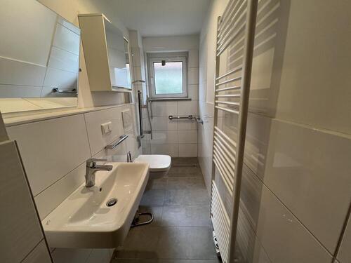 renoviertes Duschbad im Erdgeschoss - 