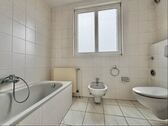 ...mit Wanne und Bidet. - 