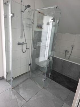 ... Wanne und Dusche (DG). - 