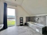 Tageslichtbad mit Wanne und Dusche (DG) - 