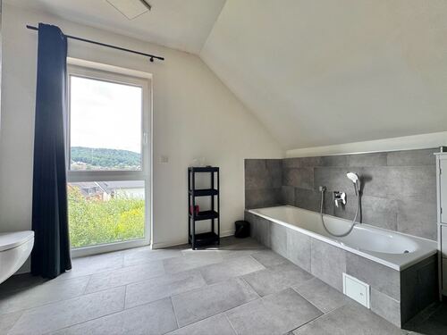 Tageslichtbad mit Wanne und Dusche (DG) - 