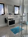 Bad mit Badewanne und Dusche - 
