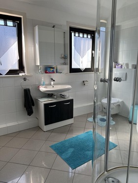 Bad mit Badewanne und Dusche - 
