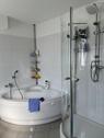 Bad mit Badewanne und Dusche - 