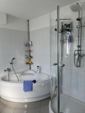 Bad mit Badewanne und Dusche - 