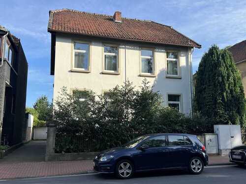 Straßenseite mit Zufahrt - 5 Zimmer Zweifamilienhaus in Nordstemmen