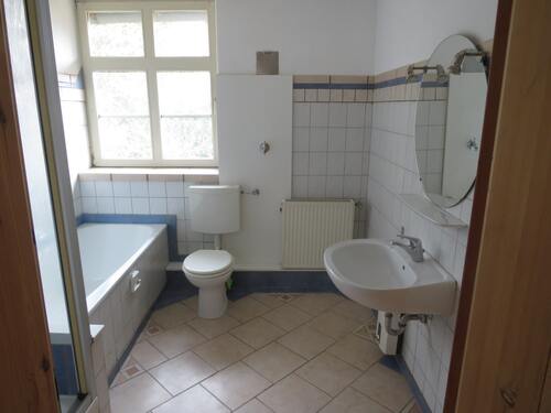 Bad mit Wanne und Dusche im OG - 