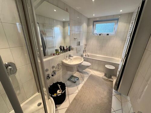 Bad mit Dusche und Wanne - 