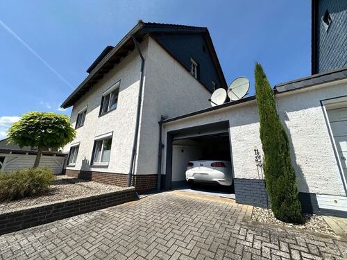 Garage mit vorgelagertem Stellplatz - 