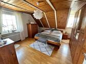 Großzügiges Schlafzimmer (DG) - 