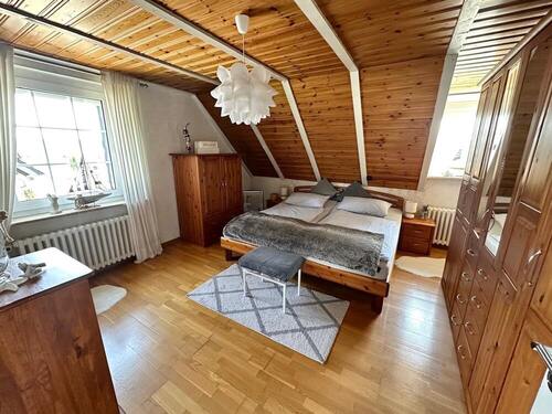 Großzügiges Schlafzimmer (DG) - 