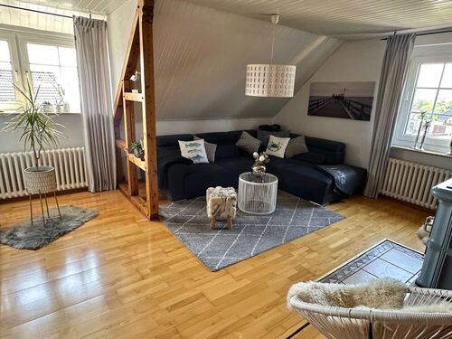 Helles Wohnzimmer (DG) - 8 Zimmer Zweifamilienhaus in Bad Salzdetfurth