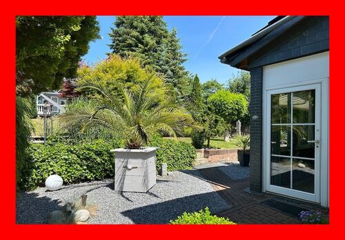 Stilvoll angelegter Eingangsbereich - Idyllisches Wohnen in Feldrandlage