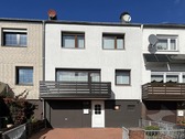 Straßenansicht (Eingang und Garage) - 4 Zimmer Reihenmittelhaus in Nordstemmen