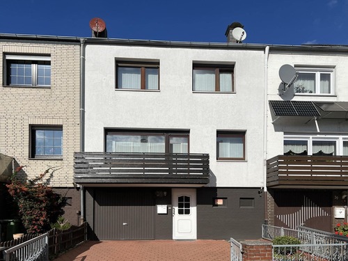 Straßenansicht (Eingang und Garage) - 4 Zimmer Reihenmittelhaus in Nordstemmen