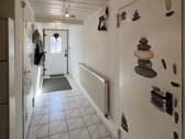 Eingangsbereich mit Zugang zur Garage - 