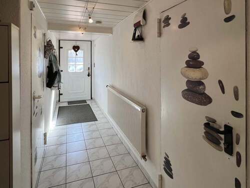 Eingangsbereich mit Zugang zur Garage - 