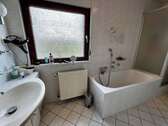 mit Badewanne und Dusche - 