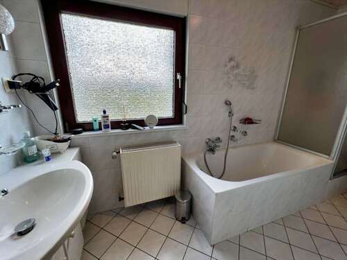 mit Badewanne und Dusche - 